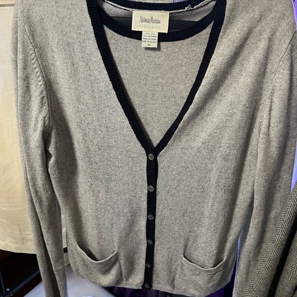 2 piece Neiman Marcus T/Shell & Sweater in Grey w Black Trim in S/M